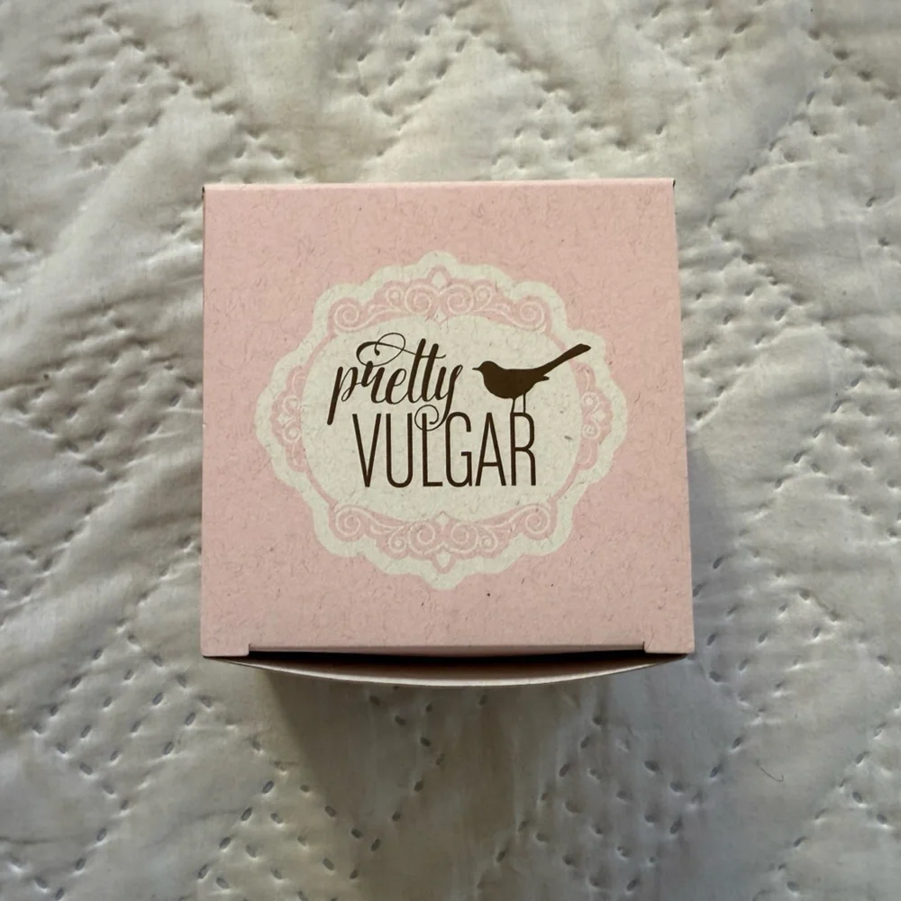 PRETTY VULGAR The Powder Room Translucent Setting Powder in 147 Matte About It